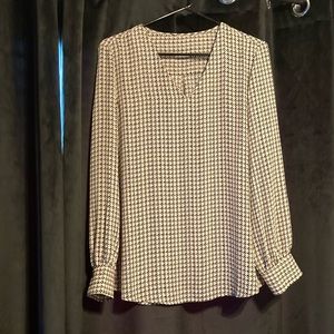 Women’s blk & wht houndstooth patterned blouse